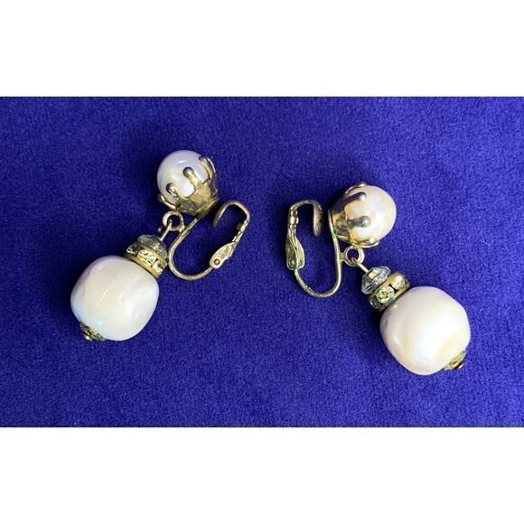 Unmarked Textured Faux Pearl Danglers, Vintage - Picture 5 of 5